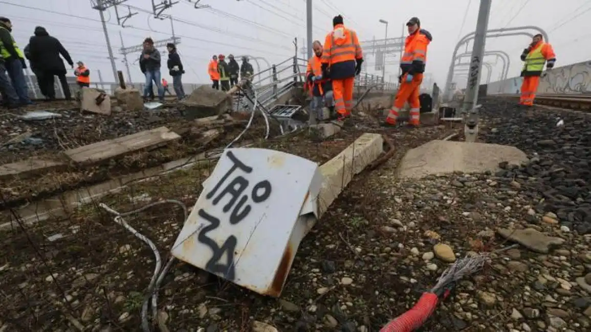 sabotaggio ferroviario a bologna scritta no tav