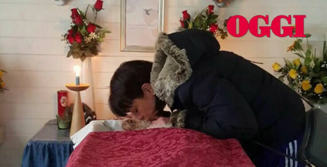 ana laura ribas al funerale del suo cane