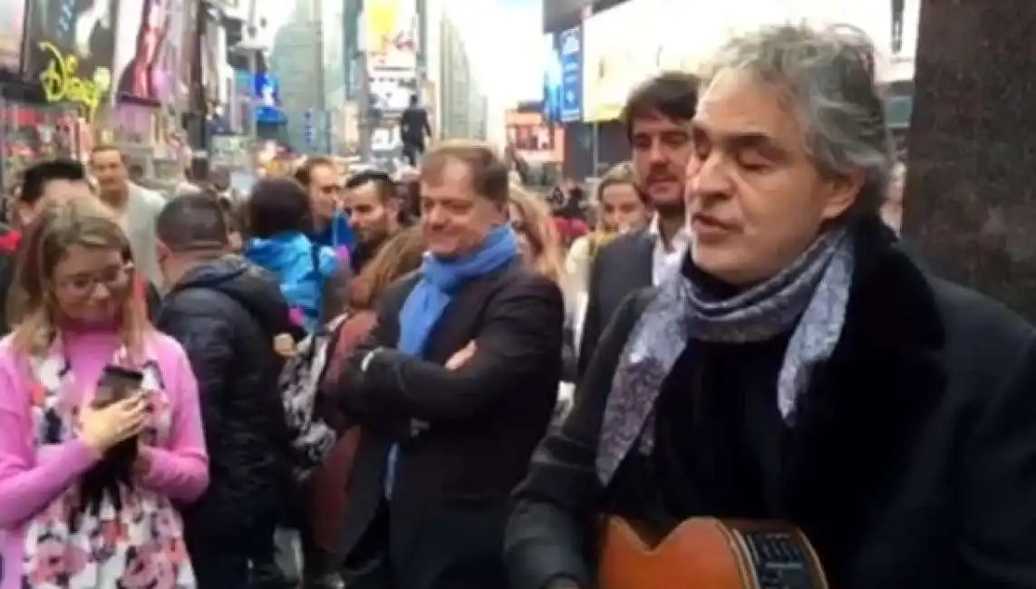 andrea bocelli new york canta in strada