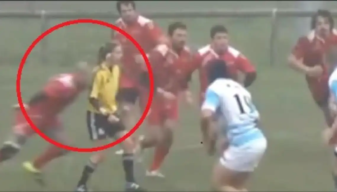 placcaggio arbitro rugby