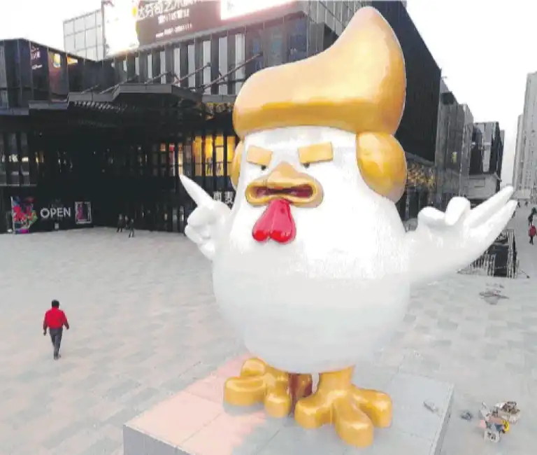 un gallo con le fattezze di trump in cina