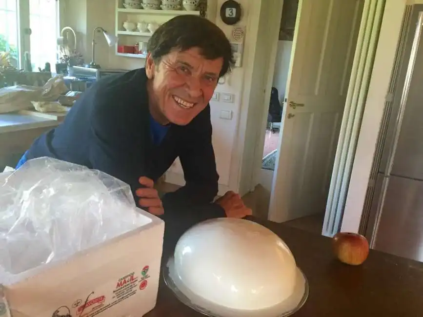 gianni morandi con la zizzona di battipaglia