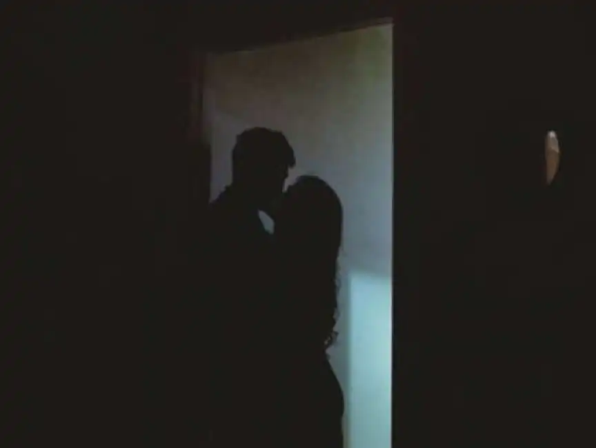 bacio coppia silhouette