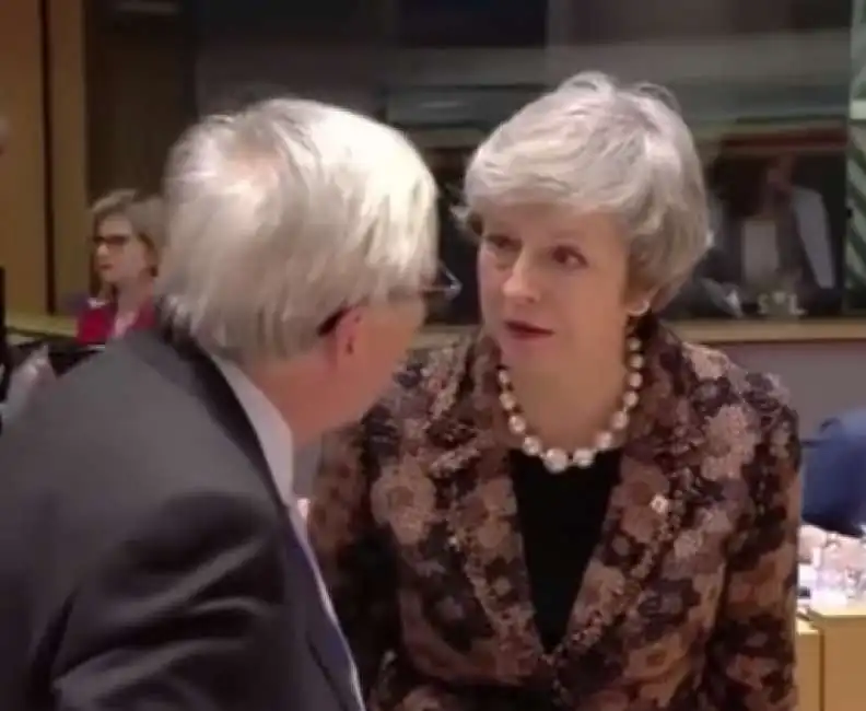 battibecco tra theresa may e juncker