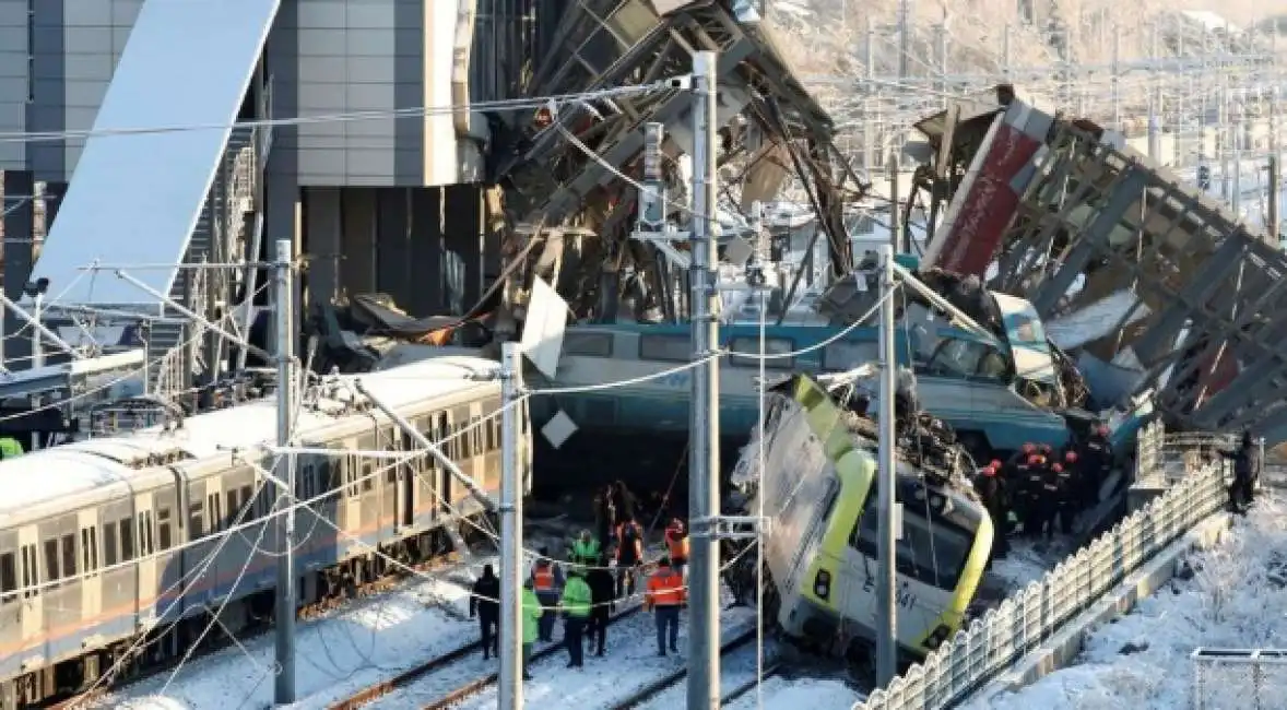 disastro ferroviario in turchia-18