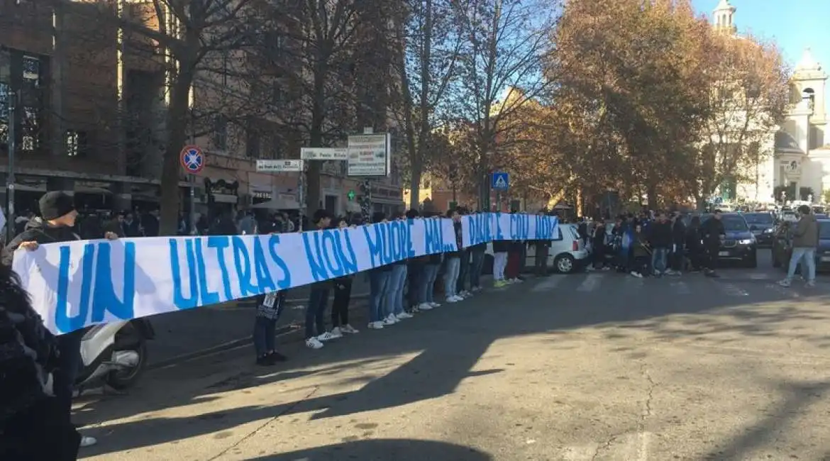 striscione tifosi lazio per belardinelli