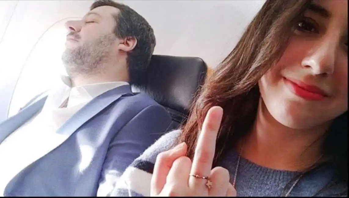 erika fa il dito medio a matteo salvini che dorme