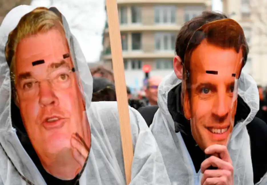 jean-paul delevoye macron maschera