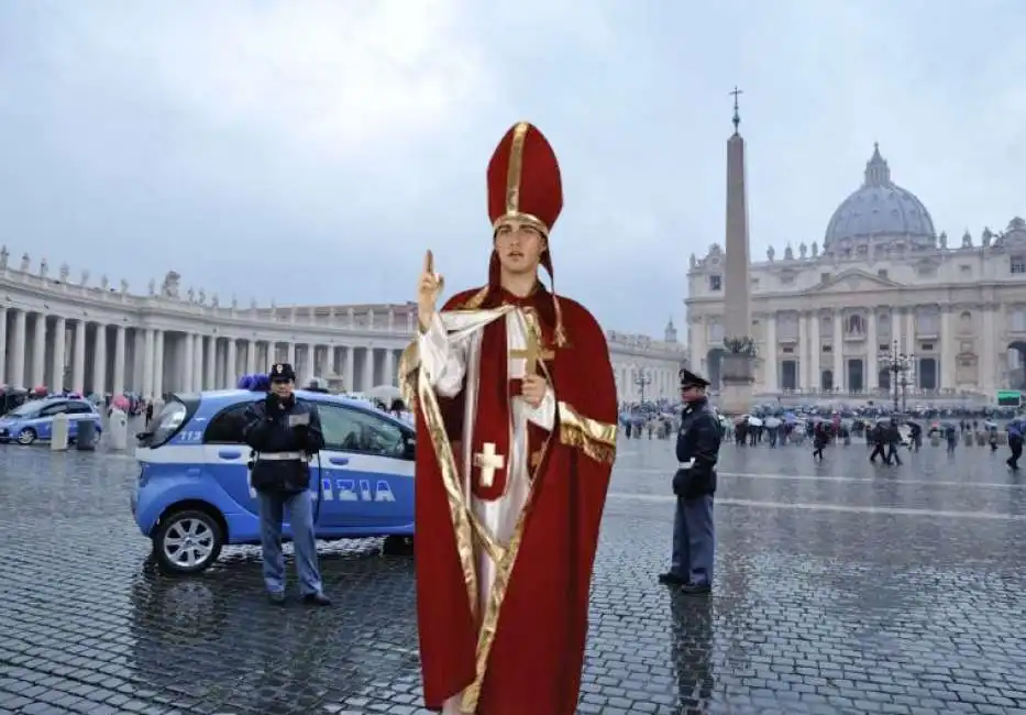 san pietro uomo vestito da papa 