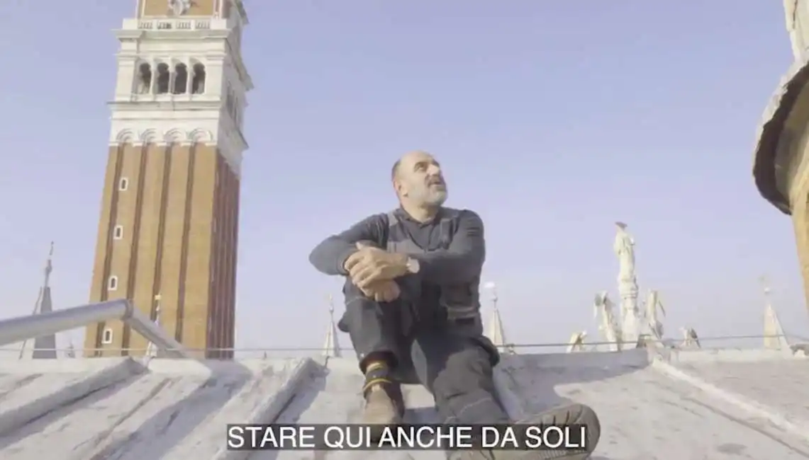 valter pirolo sul tetto della basilica di san marco a venezia 1