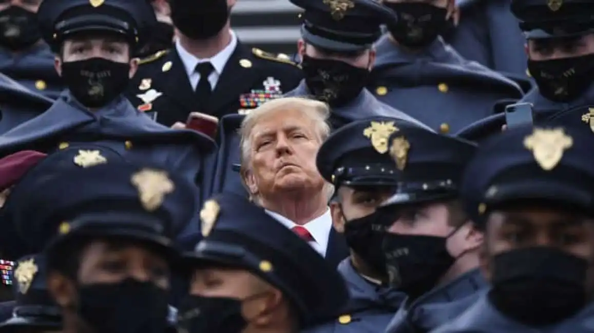 donald trump unico senza mascherina alla partita west point vs annapolis 