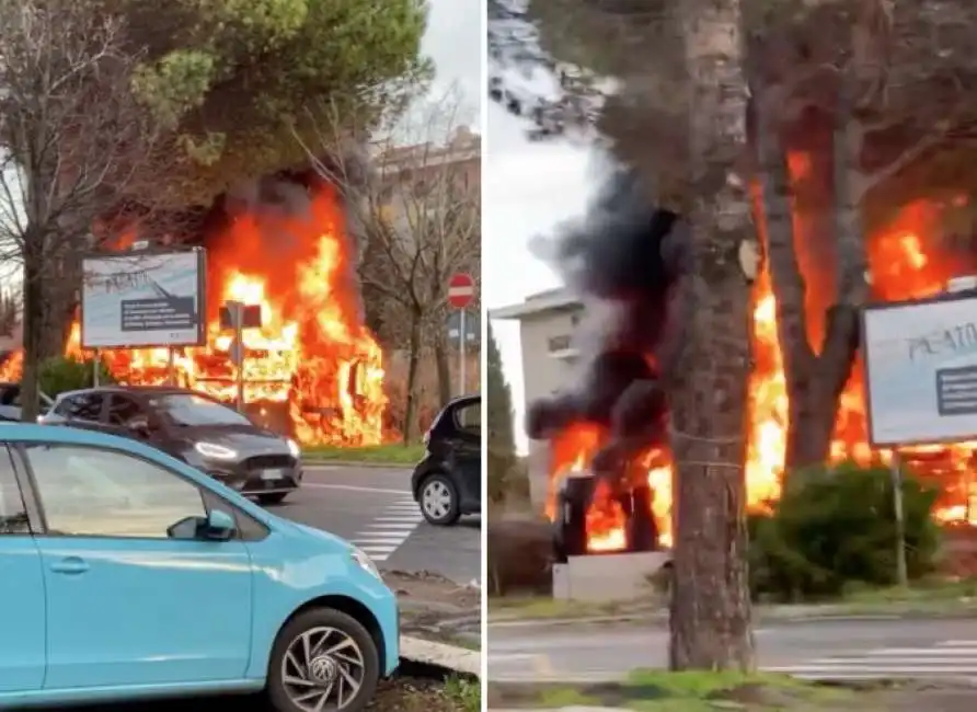 autobus atac roma torrino fuoco fiamme