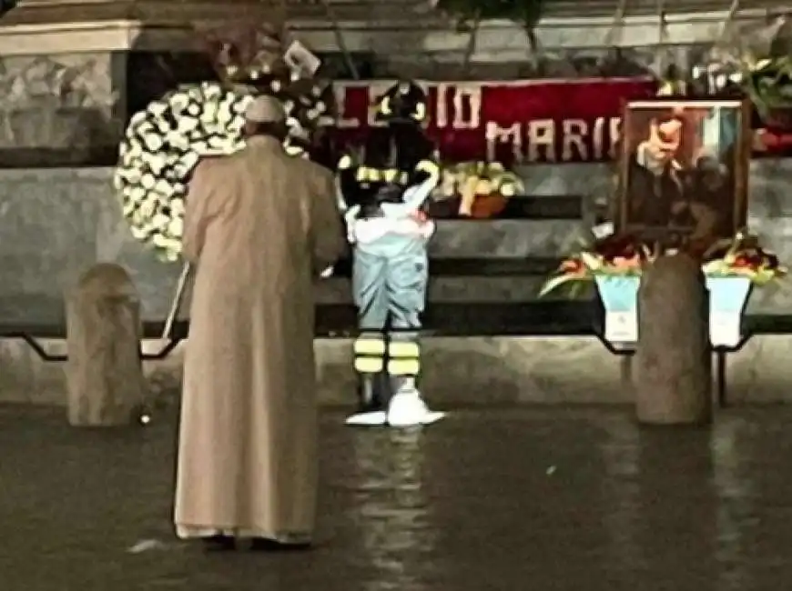 bergoglio all alba in piazza di spagna papa francesco