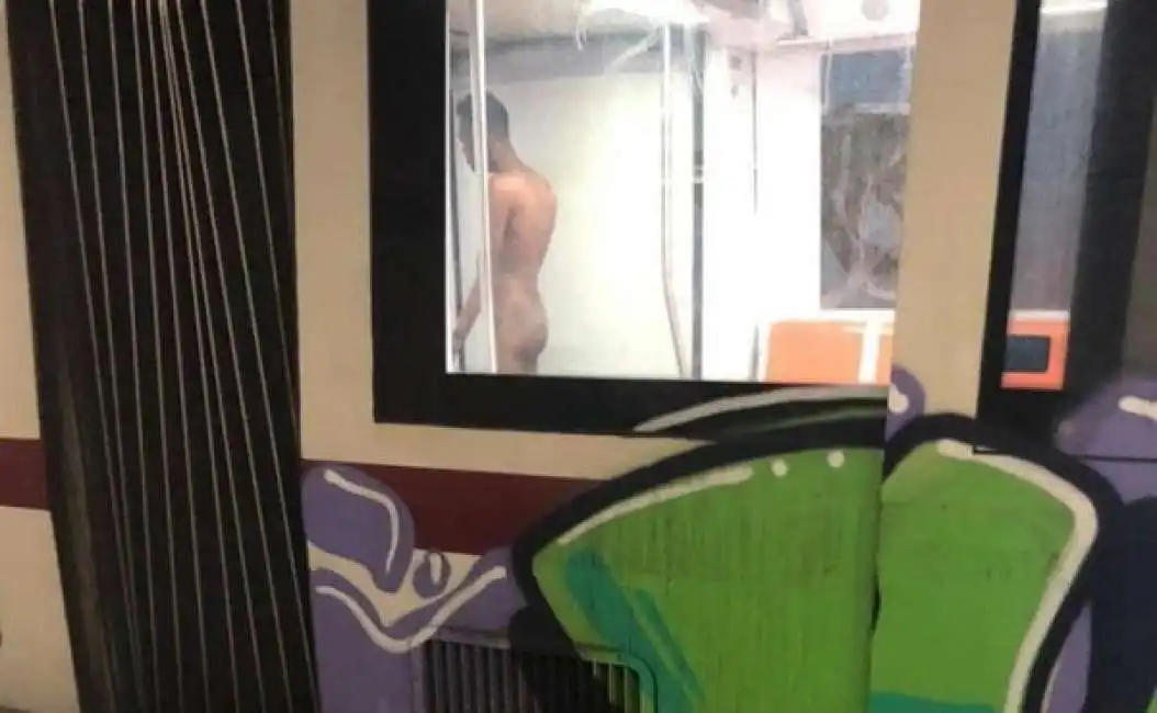 uomo nudo in metro a roma