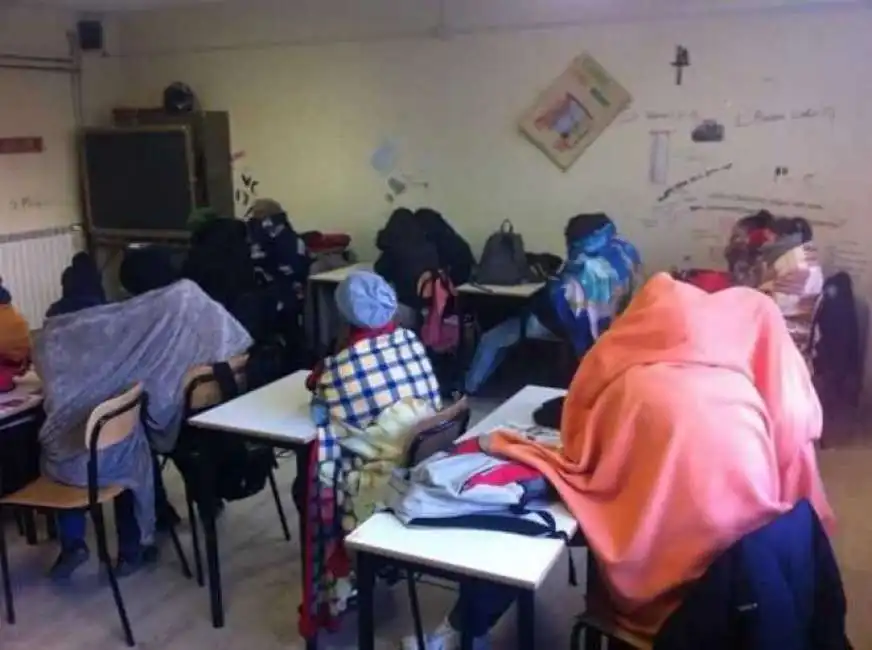 a scuola con il piumino e coperte 4