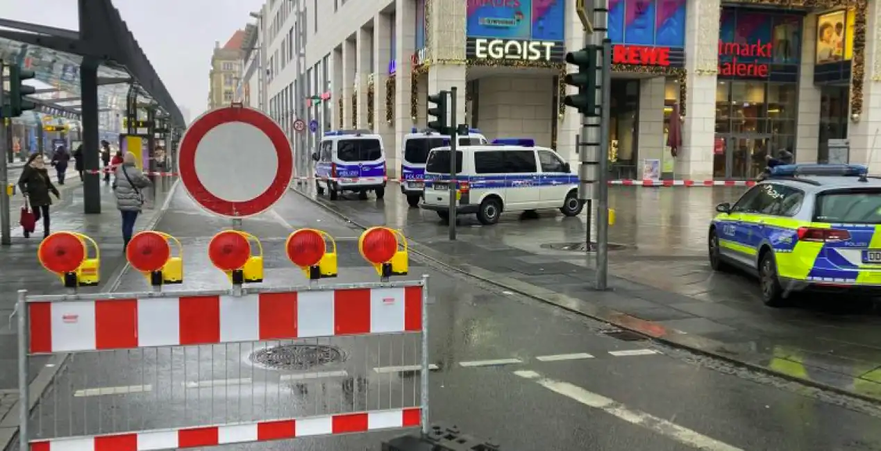 centro commerciale uomo barricato a dresda