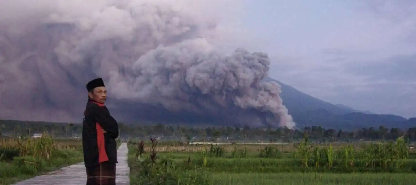 eruzione vulcano semeru indonesia