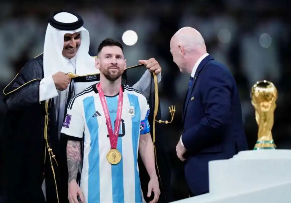 leo messi vestaglia tunica bisht infantino al thani