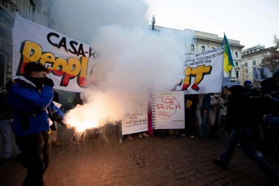 manifestazioni fuori dalla prima della scala 12