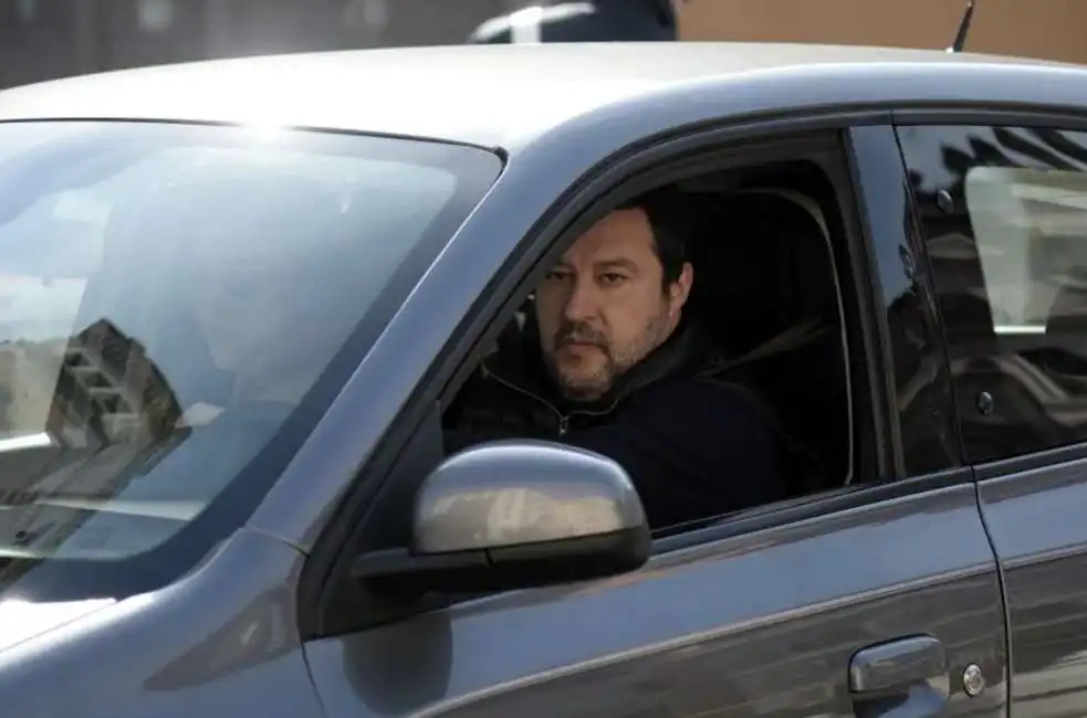 matteo salvini in auto - 5