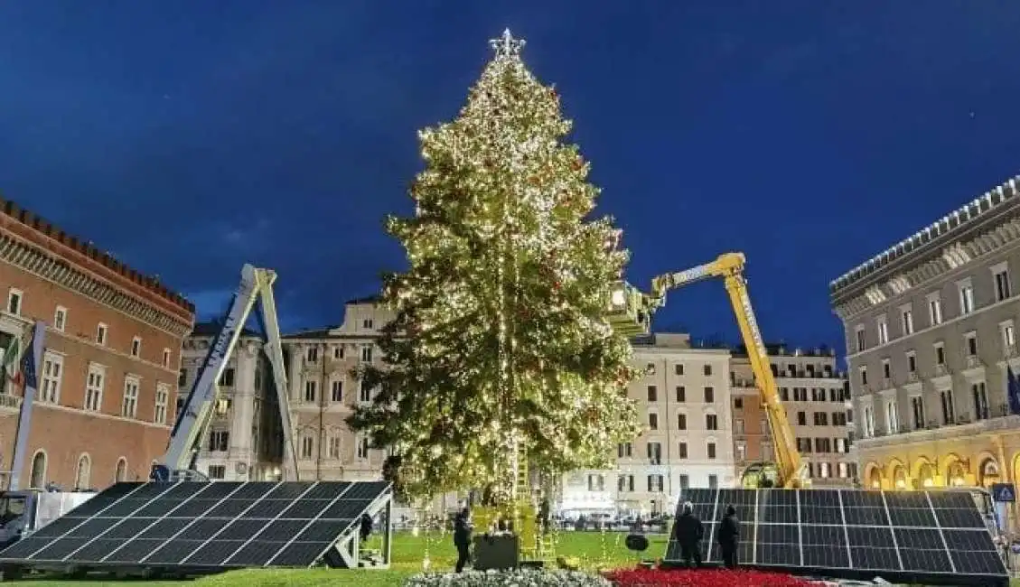 pannelli solari per albero a piazza venezia a roma