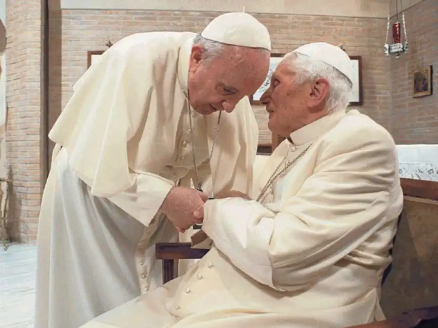 papa francesco e joseph ratzinger bergoglio