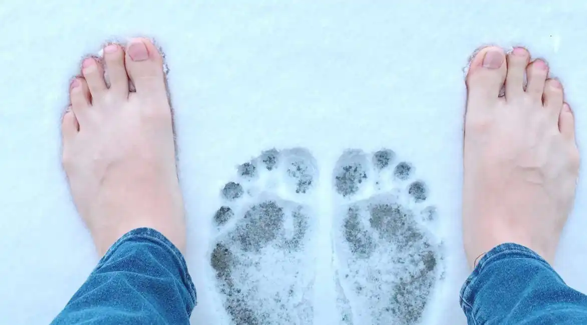 a piedi nudi nella neve montagna