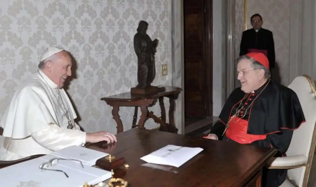 bergoglio con raymond leo burke papa francesco 