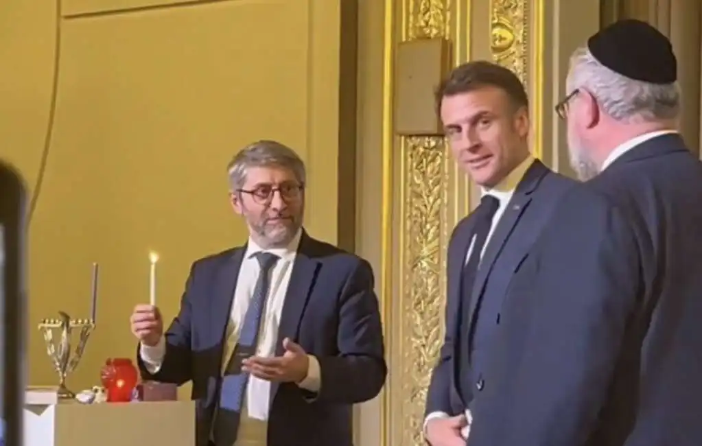 emmanuel macron e la candella dell hanukkah