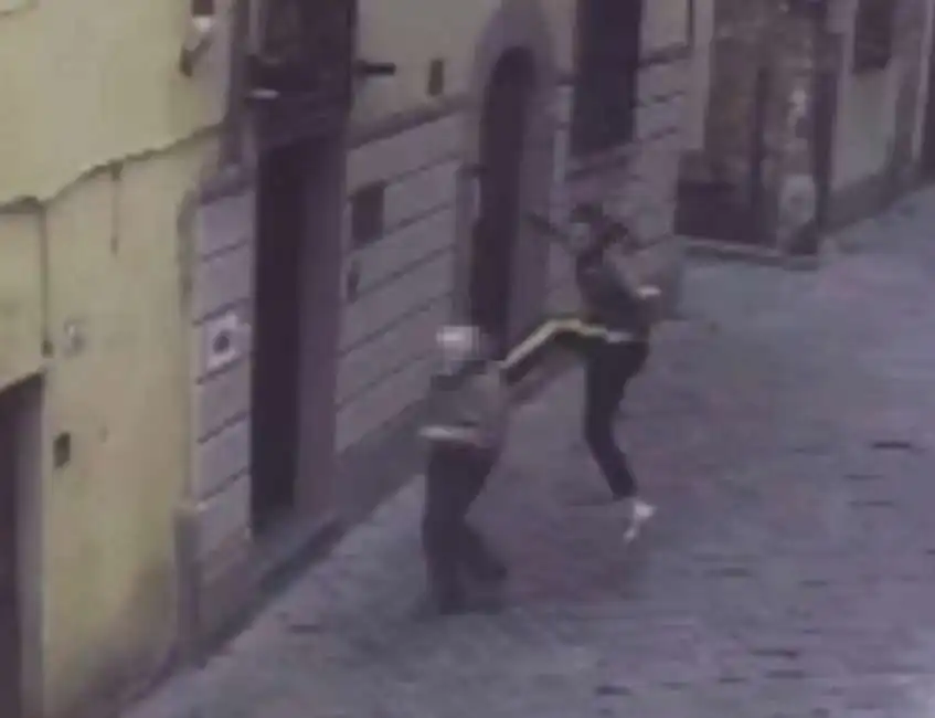 firenze - anziano aggredito in centro 