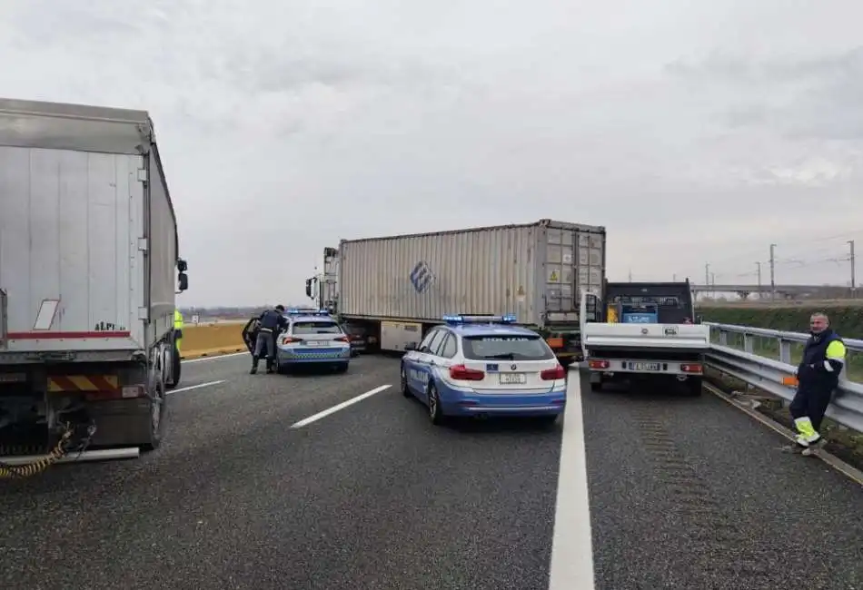 il tir messo di traverso da una banda di rapinatori sulla a4 milano-torino - 3