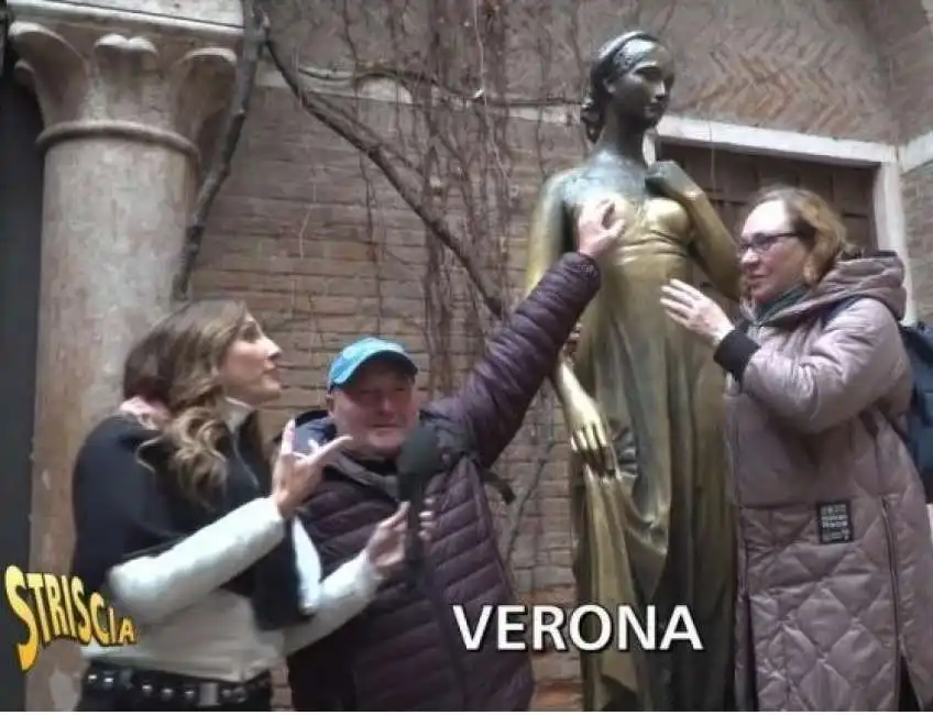  turisti toccano il seno alla statua di giulietta a verona - servizio di striscia la notizia