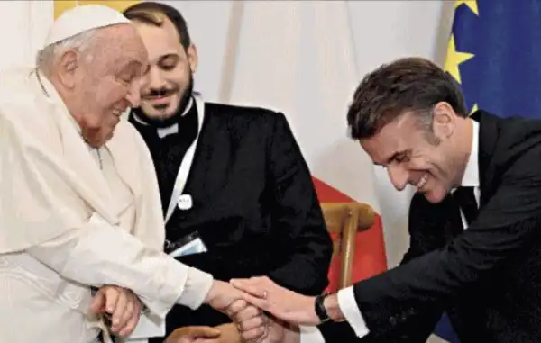 bergoglio con emmanuel macron papa francesco 