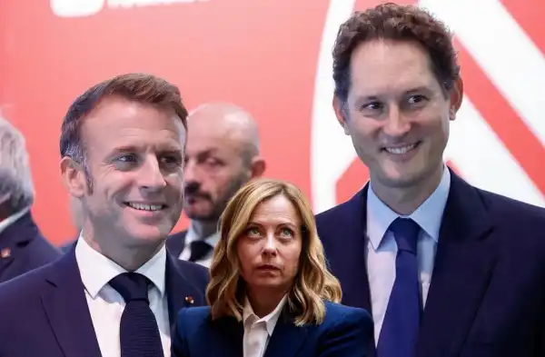 emmanuel macron john elkann giorgia meloni