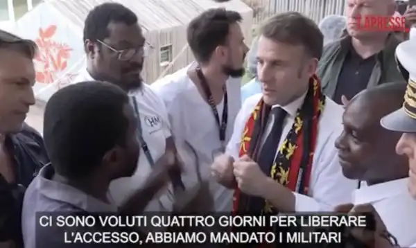 emmanuel macron sbrocca con un cittadino di mayotte 