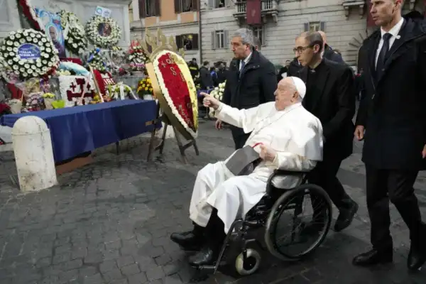 immacolata, papa francesco rende omaggio alla statua della madonna a piazza di spagna