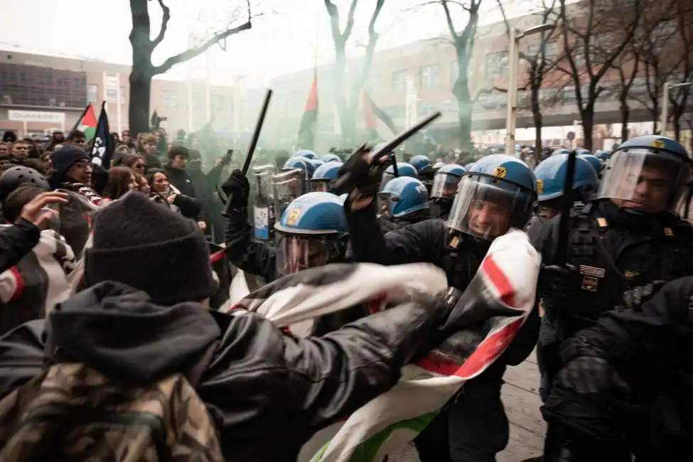 scontri tra polizia e manifestanti a torino