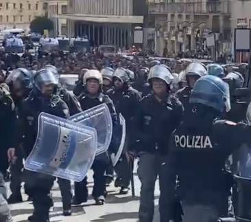 i tifosi dell eintracht mettono a ferro e fuoco napoli     