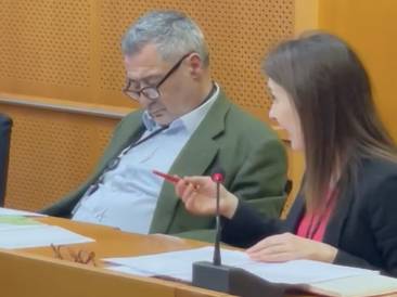 piero fiocchi si addormenta in commissione a bruxelles mentre parla alessandra moretti