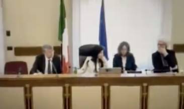 un parlamentare geme durante la seduta della commissione antimafia