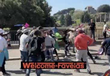 rissa tra venditori abusivi al colosseo