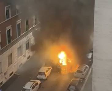 milano - il momento dell'esplosione del furgone in via pier lombardo