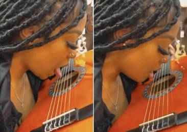 ragazza suona la chitarra con la lingua