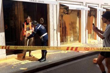 gretini imbrattano negozio a via condotti a roma