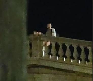 venezia, una coppia fa sesso sul ponte davanti a tutti