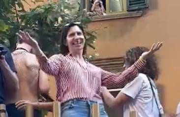 elly schlein canta i kissed a girl al roma pride 2024 