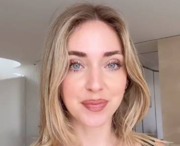 chiara ferragni legge il comunicato dopo la decisione dell'antitrust