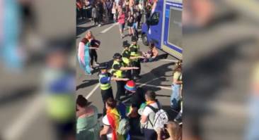 la polizia balla la macarena durante il gay pride 