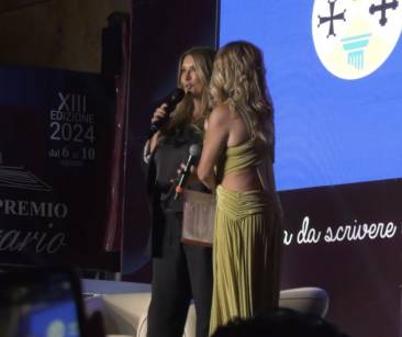 selvaggia lucarelli abbandona il palco al premio caccuri