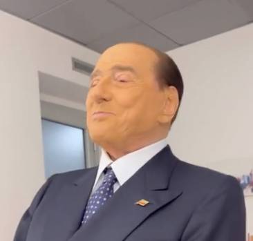 silvio berlusconi scherza con il pubblico di dritto e rovescio